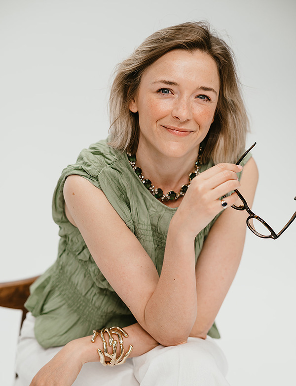 Vrouwelijk model met blond haar.