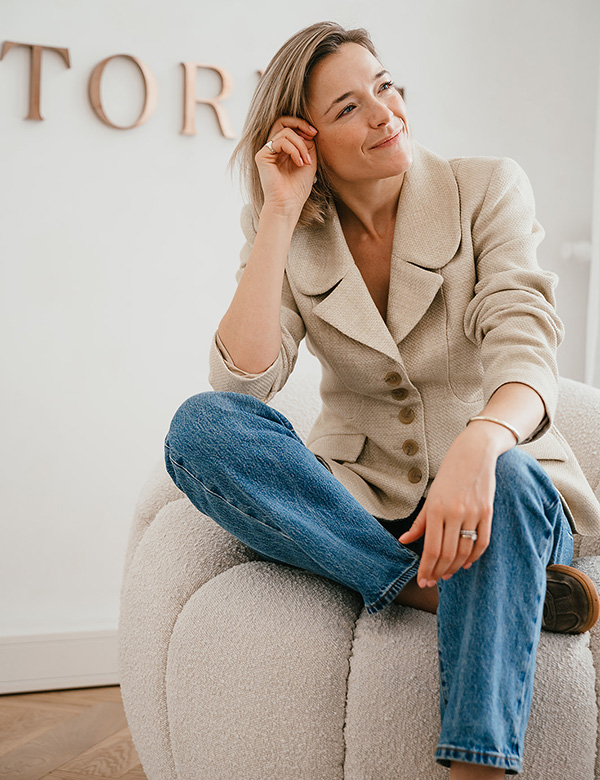 Vrouwelijk model met blond haar.