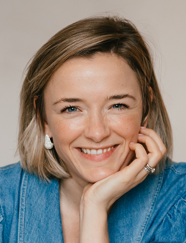 Vrouwelijk model met blond haar fleur r.