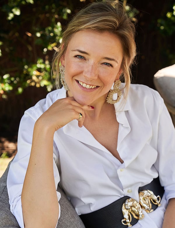 Vrouwelijk model met blond haar.