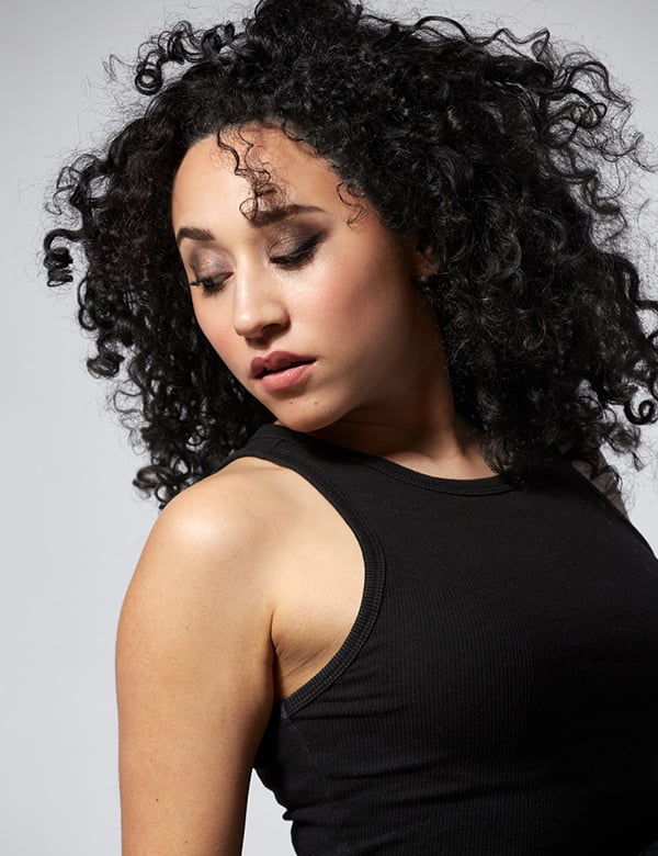 Vrouwelijk model met bruin krullend haar Fleur V.