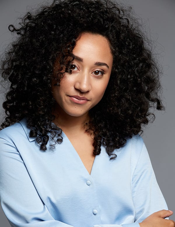Vrouwelijk model met krullend haar Fleur V.