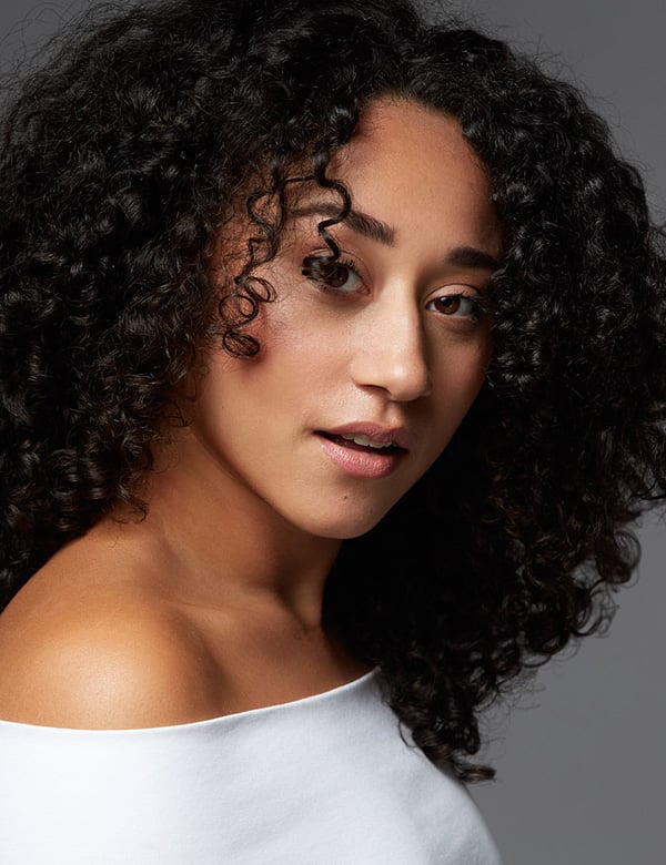 Vrouwelijk model met krullend haar Fleur V.