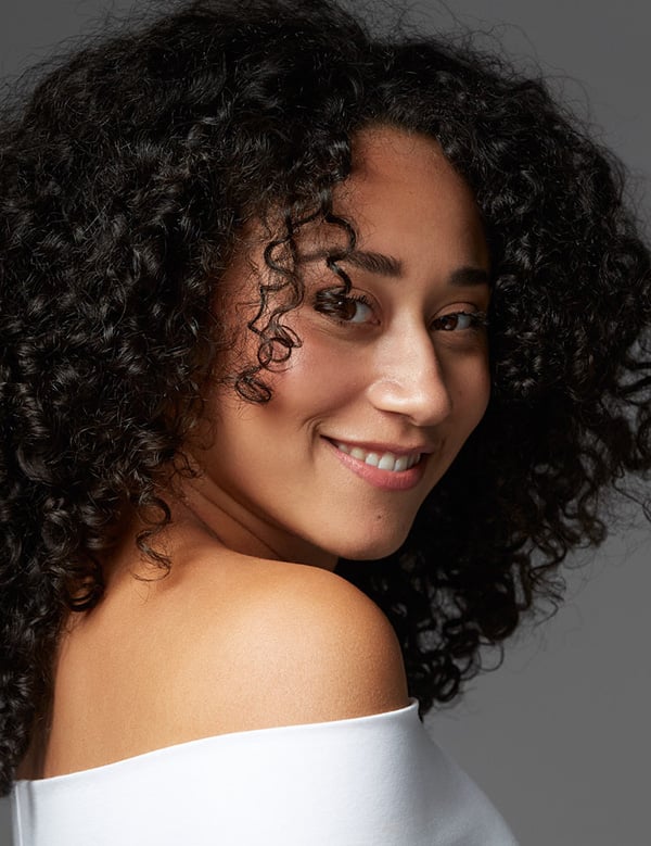 Vrouwelijk model met krullend haar Fleur V.