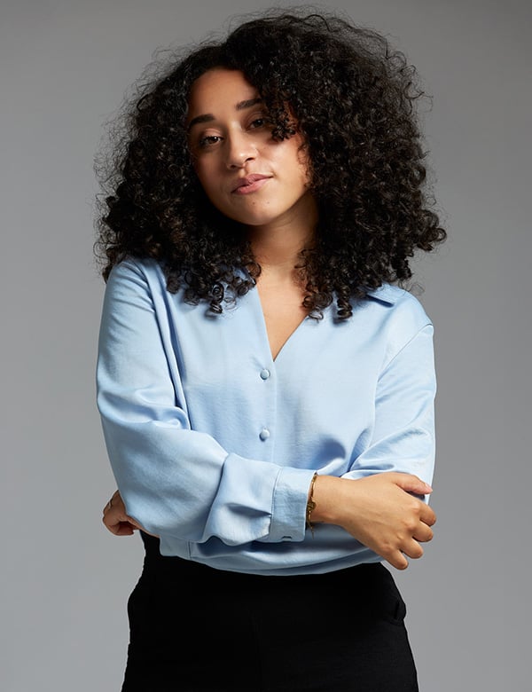 Vrouwelijk model met krullend haar Fleur V.