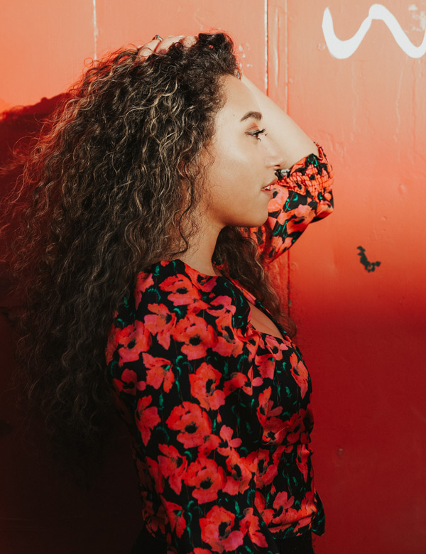 Vrouwelijk model met krullen Fleur