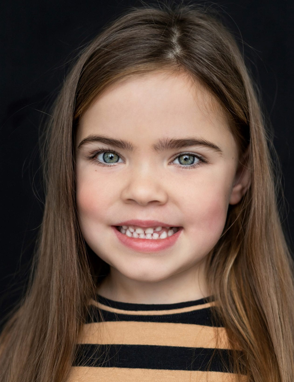 Kindermodel meisje met bruin haar fleur