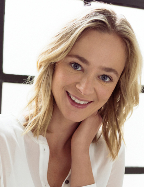 Vrouwelijk model blond haar floor