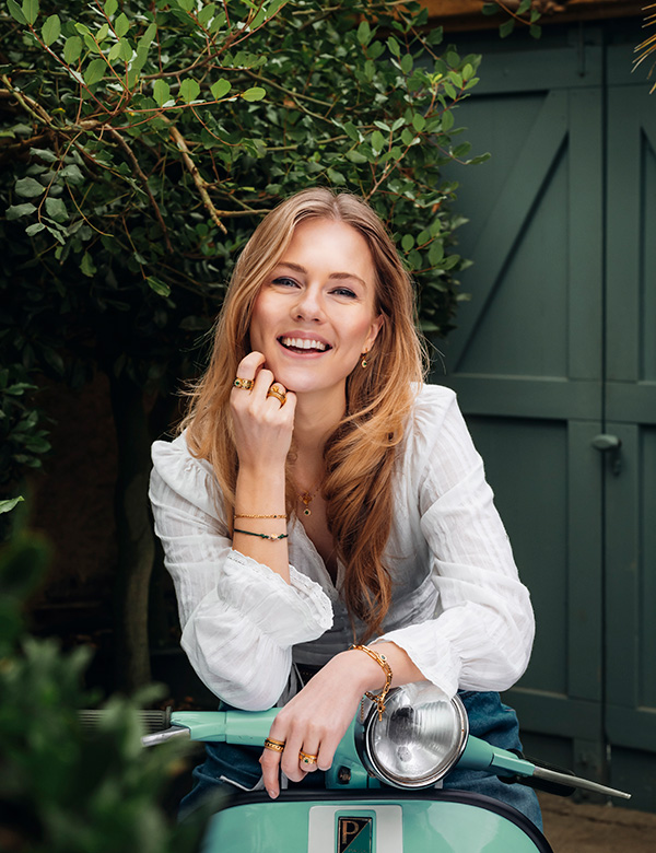 Vrouwelijk model blond haar Floortje