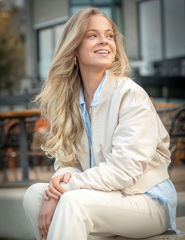 Vrouwelijk model met blond haar Floortje S.