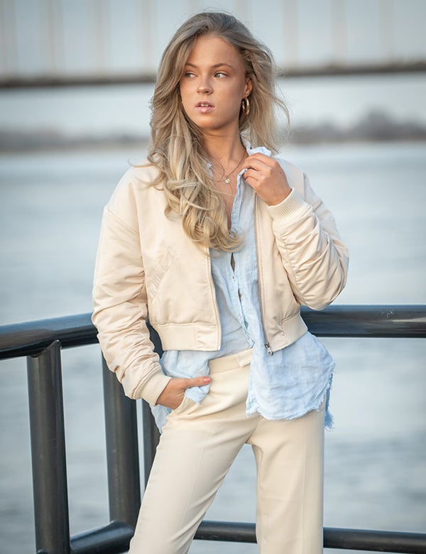 Vrouwelijk model met blond haar Floortje S.