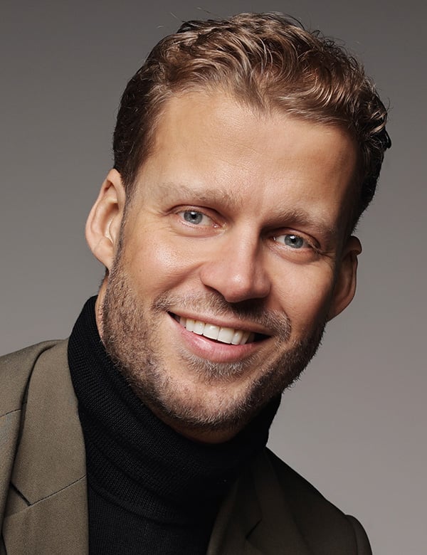 Mannelijk model met blond haar floris