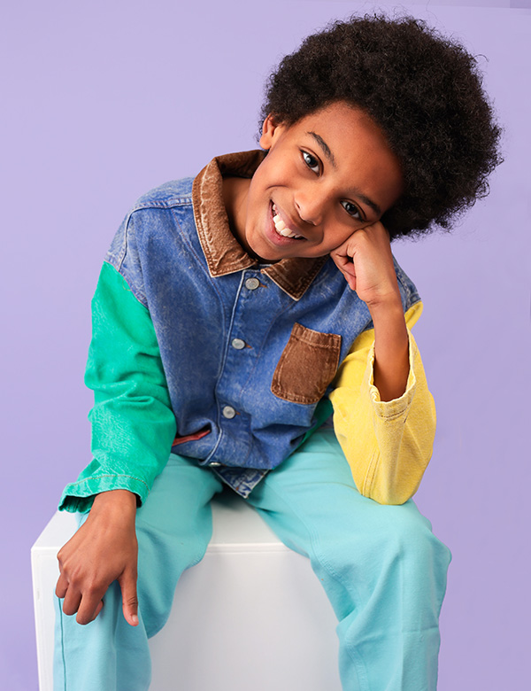 Kinderlijk model met bruin krullend haar en bruine ogen Gabriel A.
