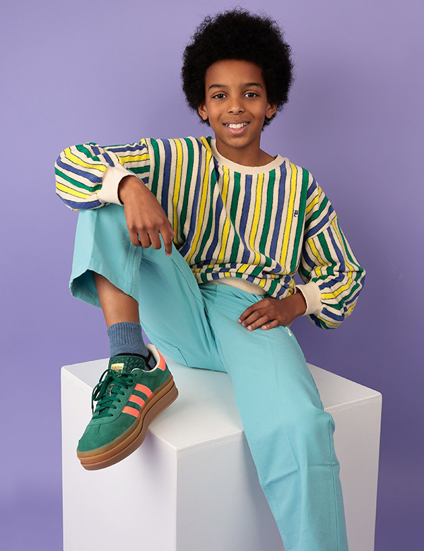 Kinderlijk model met bruin krullend haar en bruine ogen Gabriel A.