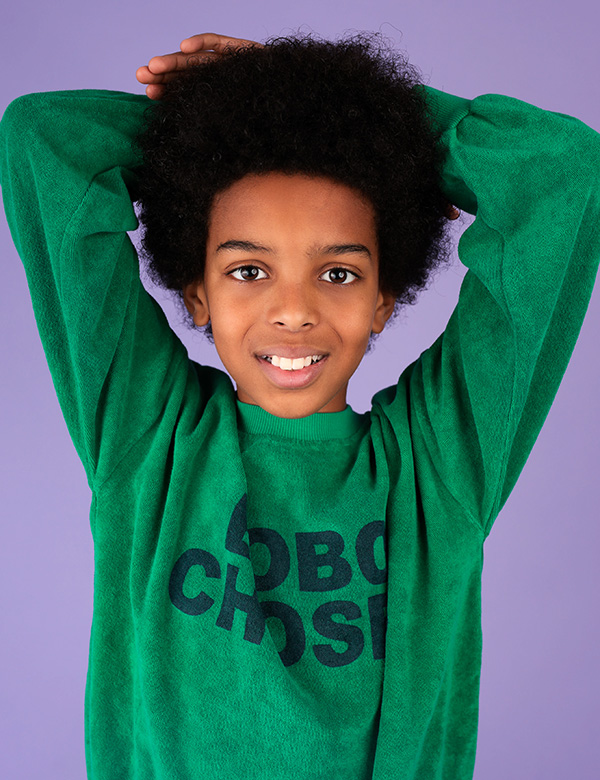 Kinderlijk model met bruin krullend haar en bruine ogen Gabriel A.