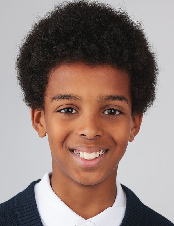 Kinderlijk model met bruin krullend haar en bruine ogen gabriel a.