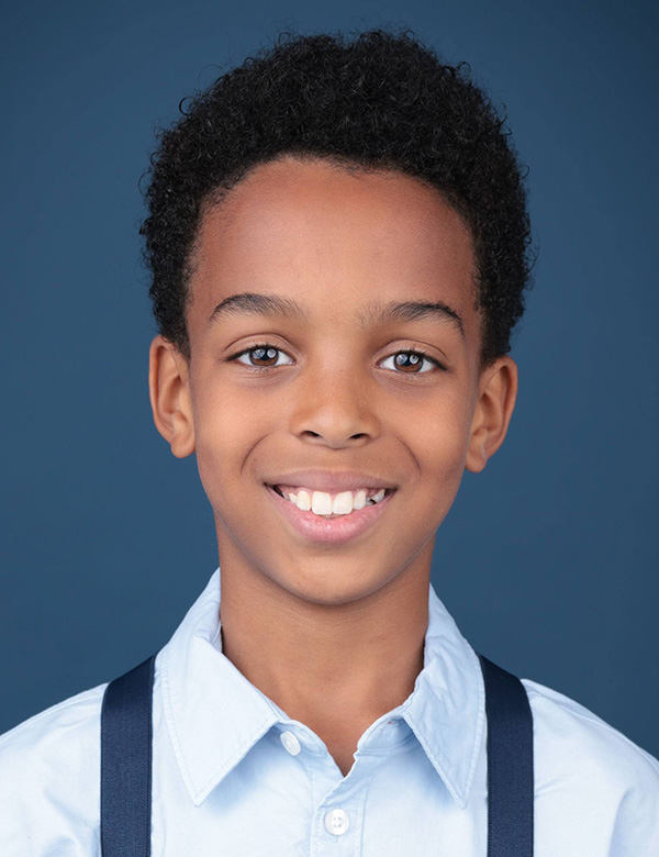 Tienermodel met donker haar gabriel a.