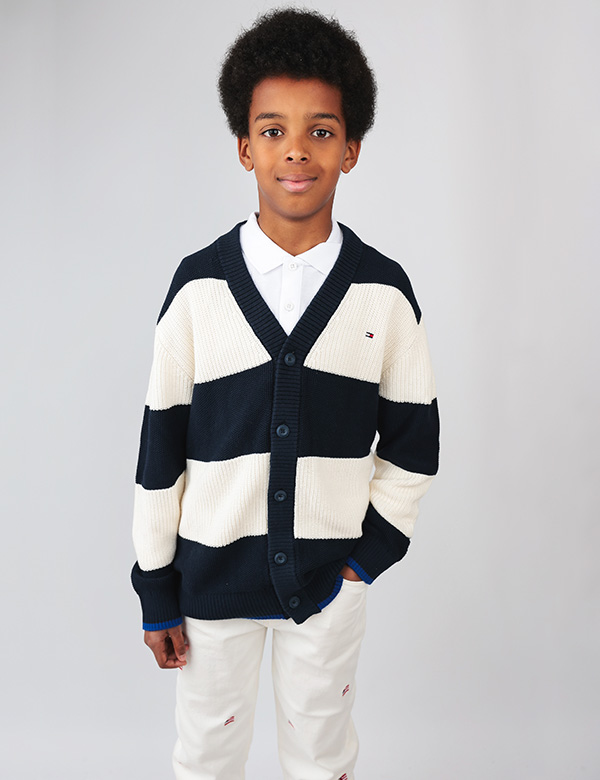 Kinderlijk model met bruin krullend haar en bruine ogen Gabriel A.