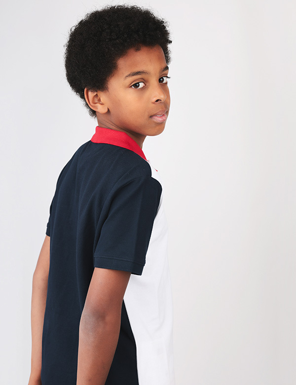 Kinderlijk model met bruin krullend haar en bruine ogen Gabriel A.
