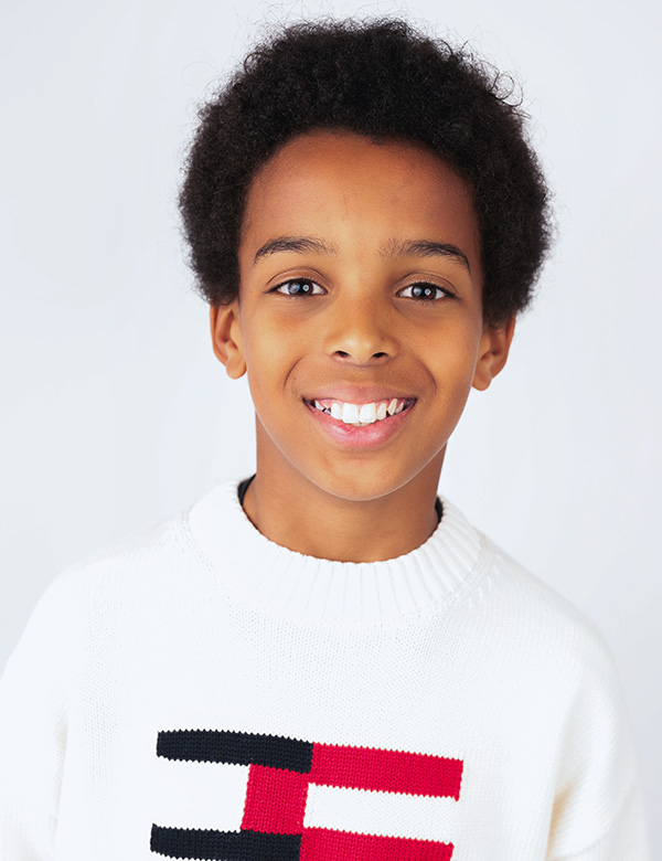 Kinderlijk model met bruin krullend haar en bruine ogen Gabriel A.