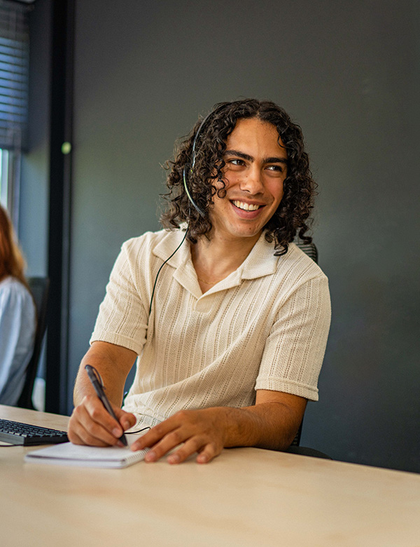 Mannelijk model met bruin lang haar Gabriel B