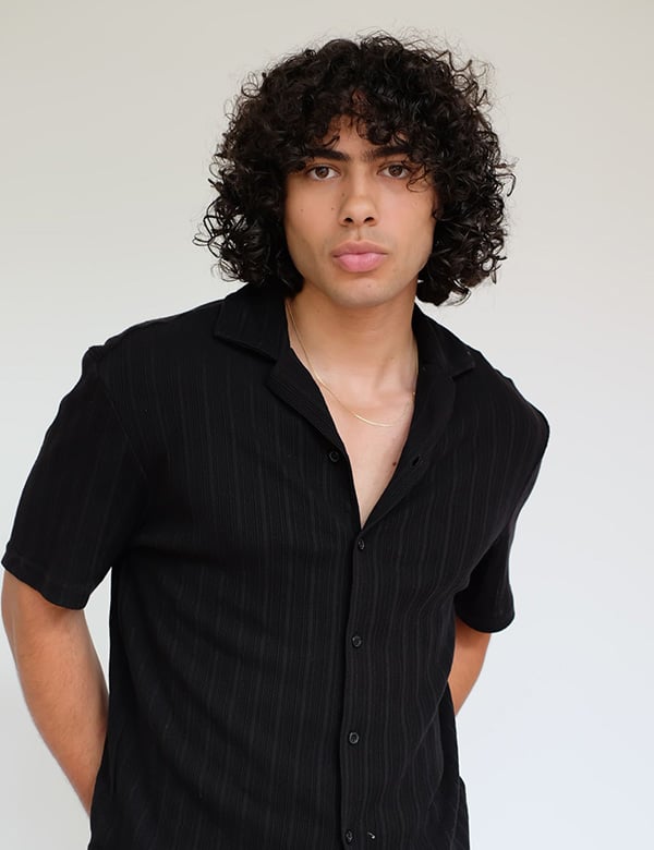 Mannelijk model met bruin krullend haar Gabriel B.
