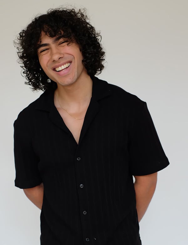 Mannelijk model met bruin krullend haar Gabriel B.