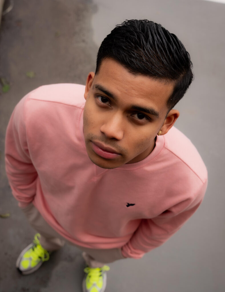 Mannelijk model met zwart haar.