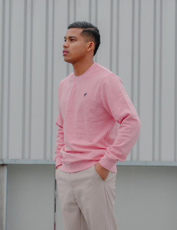 Mannelijk model met zwart haar.
