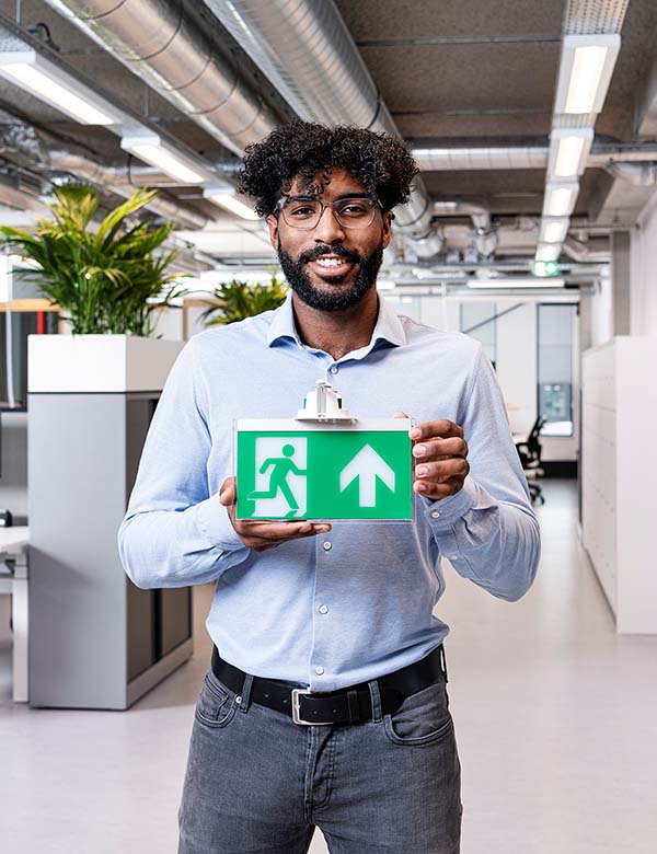 Mannelijk model met zwart krullend haar Gavin