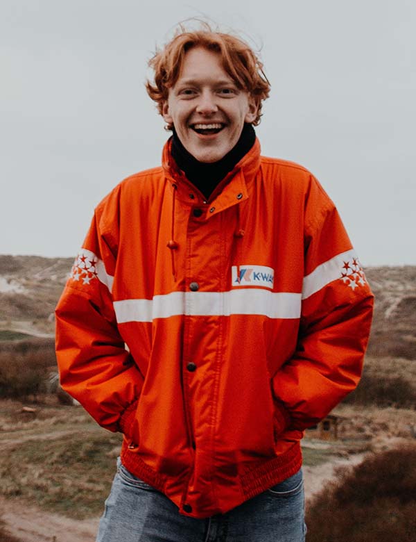 Mannelijk model met oranje haar Gavin