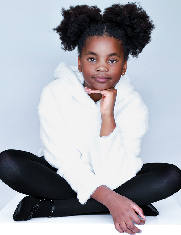 Kindermodel met lang kroes haar Genevieve S.