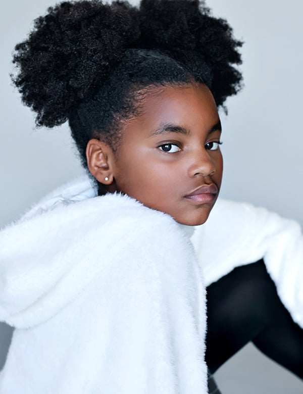 Kindermodel met lang kroes haar Genevieve S.