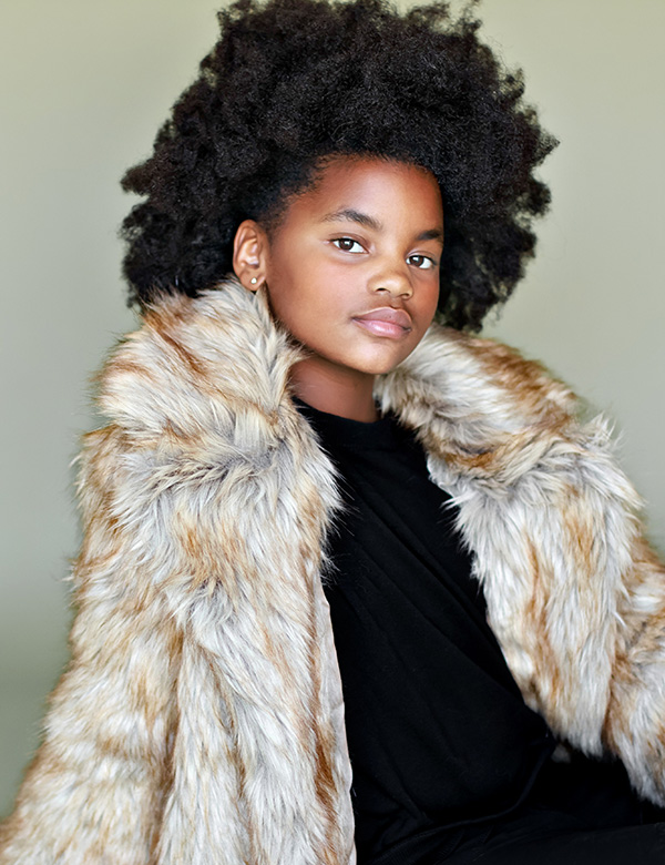Kindermodel met lang kroes haar Genevieve S.