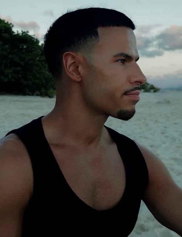 Mannelijk model met zwart haar en donkerbruine ogen Giancarlo L.
