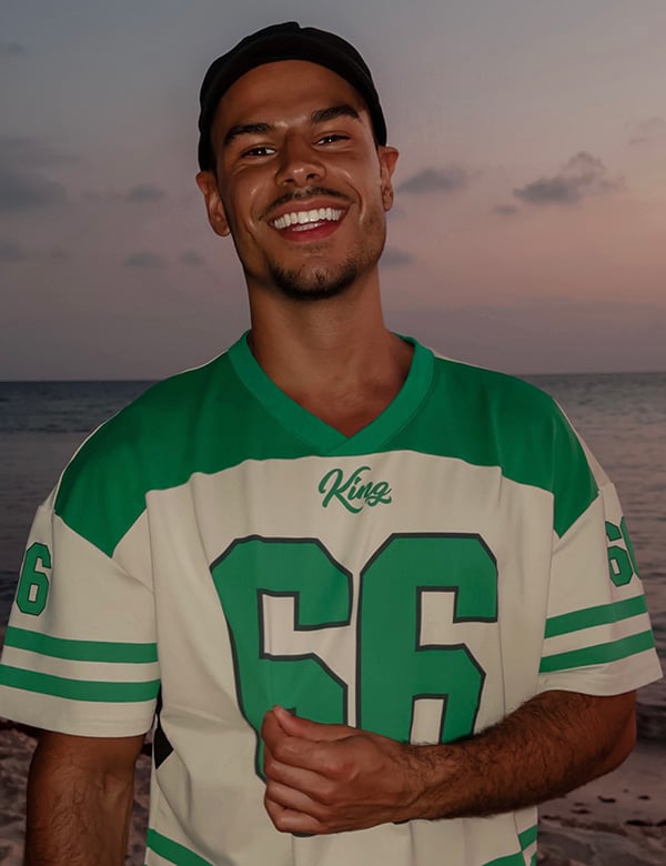 Mannelijk model met zwart haar en donkerbruine ogen Giancarlo L.