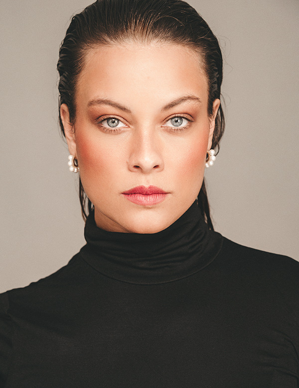 Vrouwelijk model met lang bruin haar Graciella G.