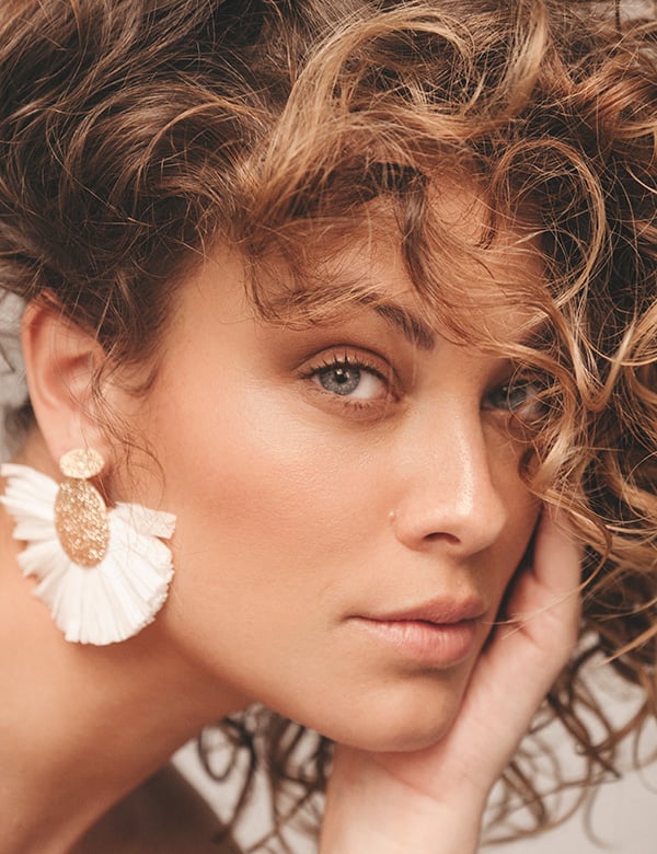 Vrouwelijk model met lang bruin haar Graciella G.