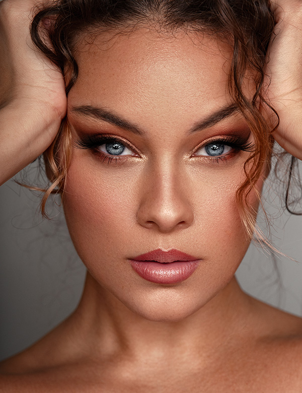 Vrouwelijk model met lang bruin haar Graciella G.