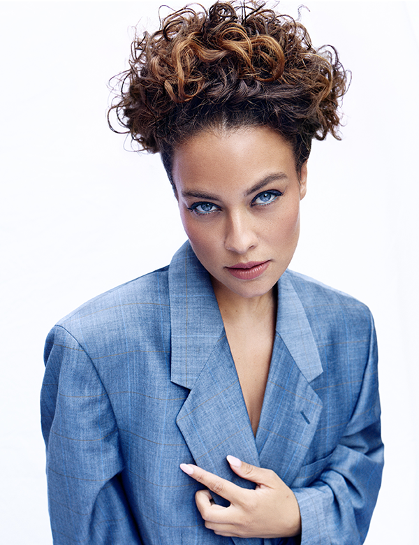 Model met bruin haar en blauwe ogen