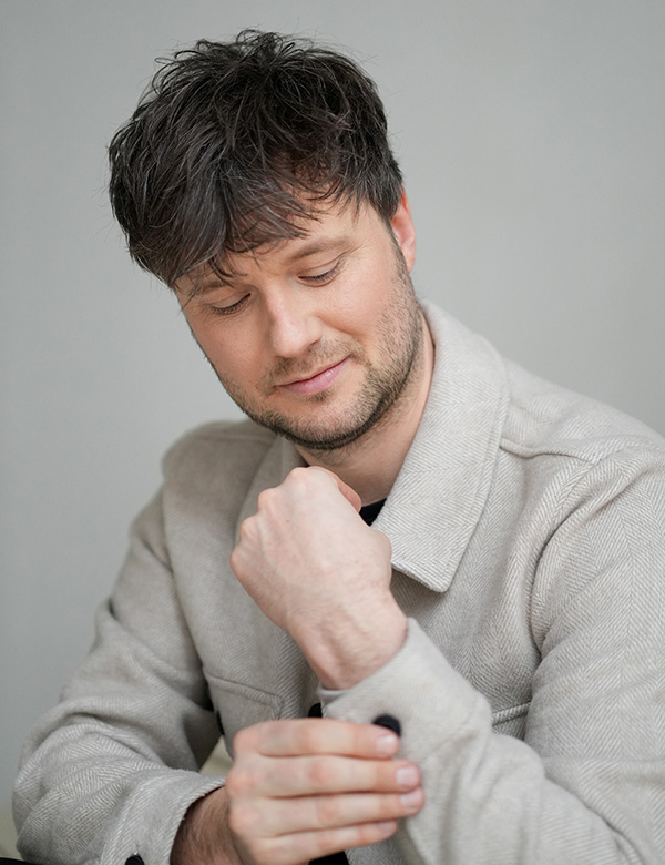 Mannelijk model met bruin haar Guus.