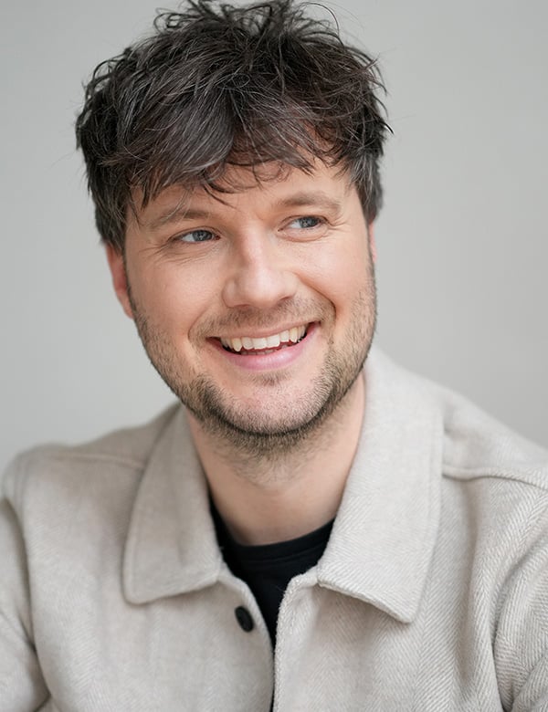 Mannelijk model met bruin haar guus.