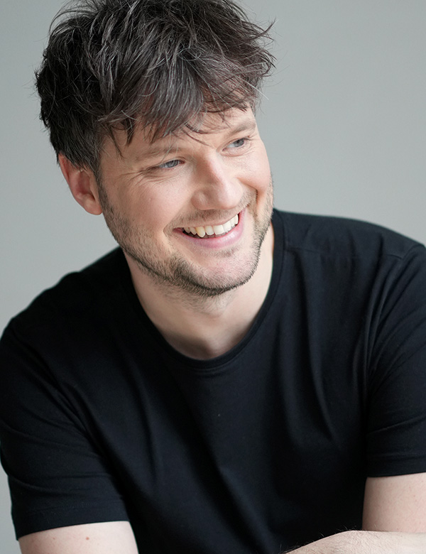 Mannelijk model met bruin haar Guus.