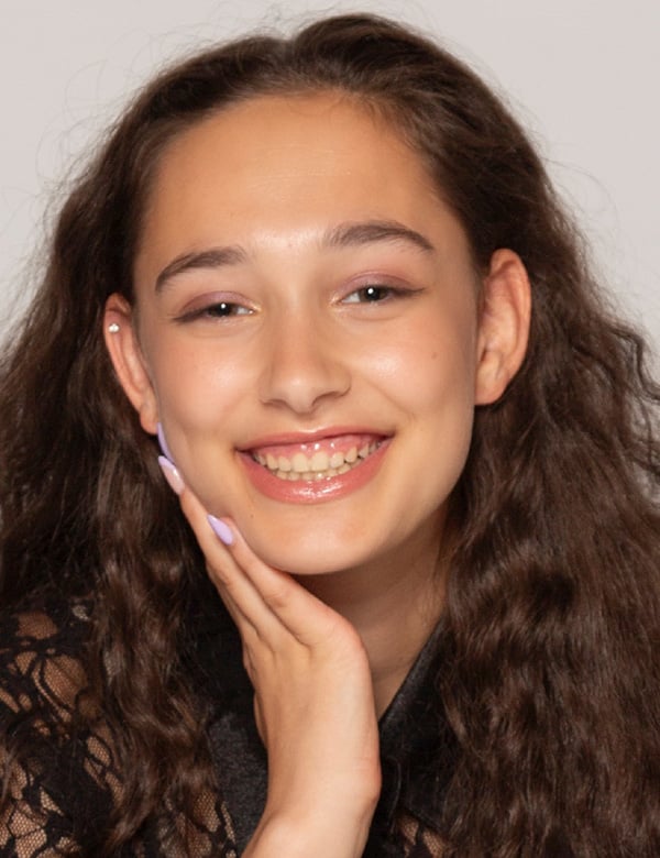 Vrouwelijk model met krullend haar Guusje