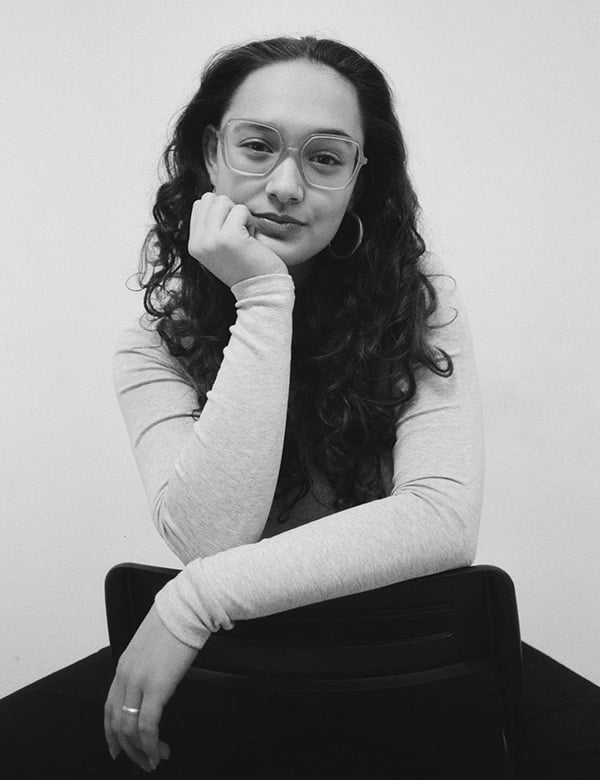 vrouwelijk model met donkere krullen Guusje H.