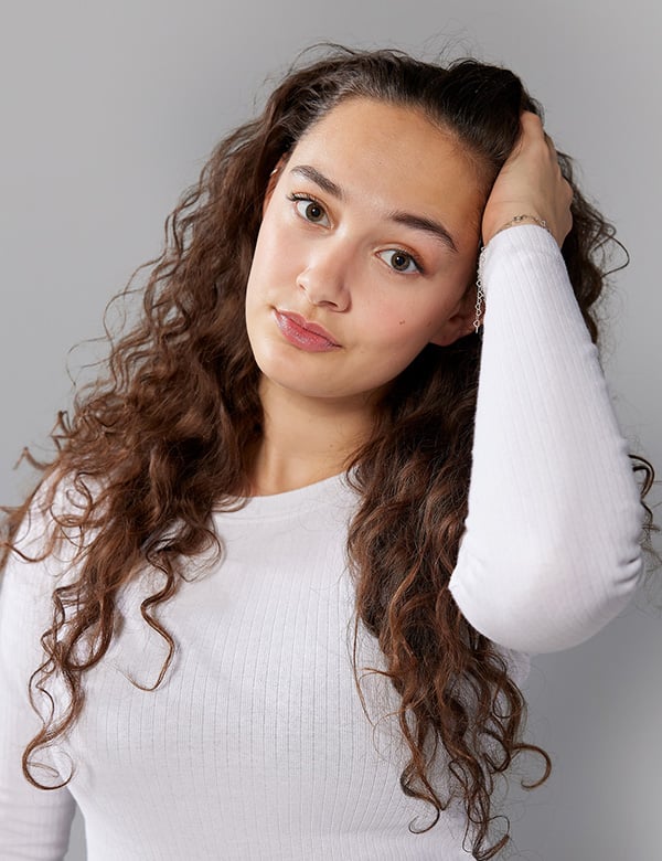 vrouwelijk model met donkere krullen Guusje H.