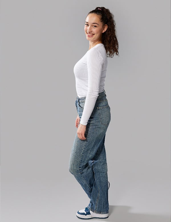 vrouwelijk model met donkere krullen Guusje H.