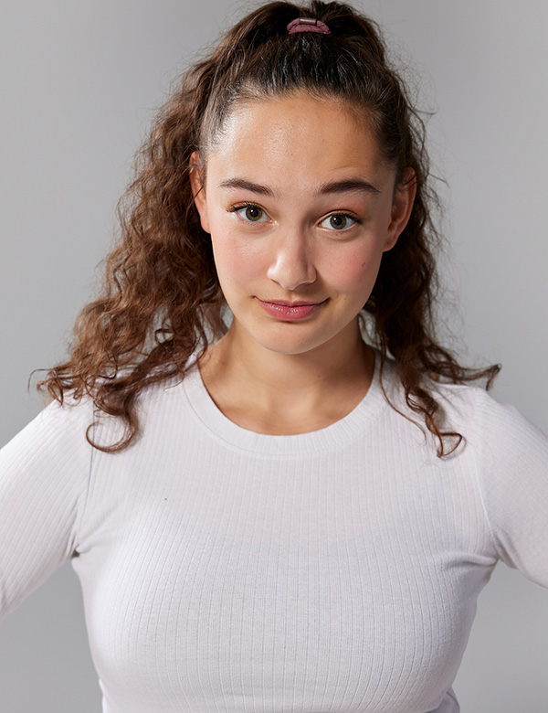 vrouwelijk model met donkere krullen Guusje H.