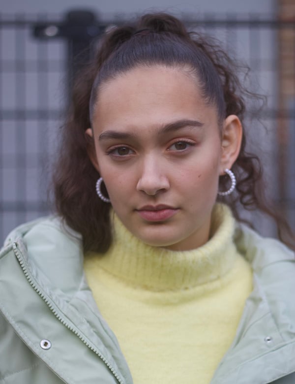 vrouwelijk model met donkere krullen Guusje H.