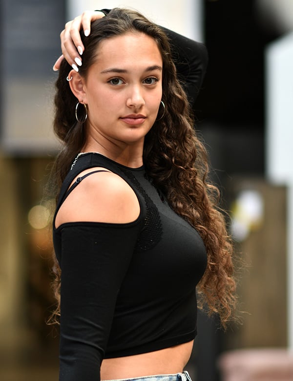 Vrouwelijk model met lang krullend haar Guusje H.